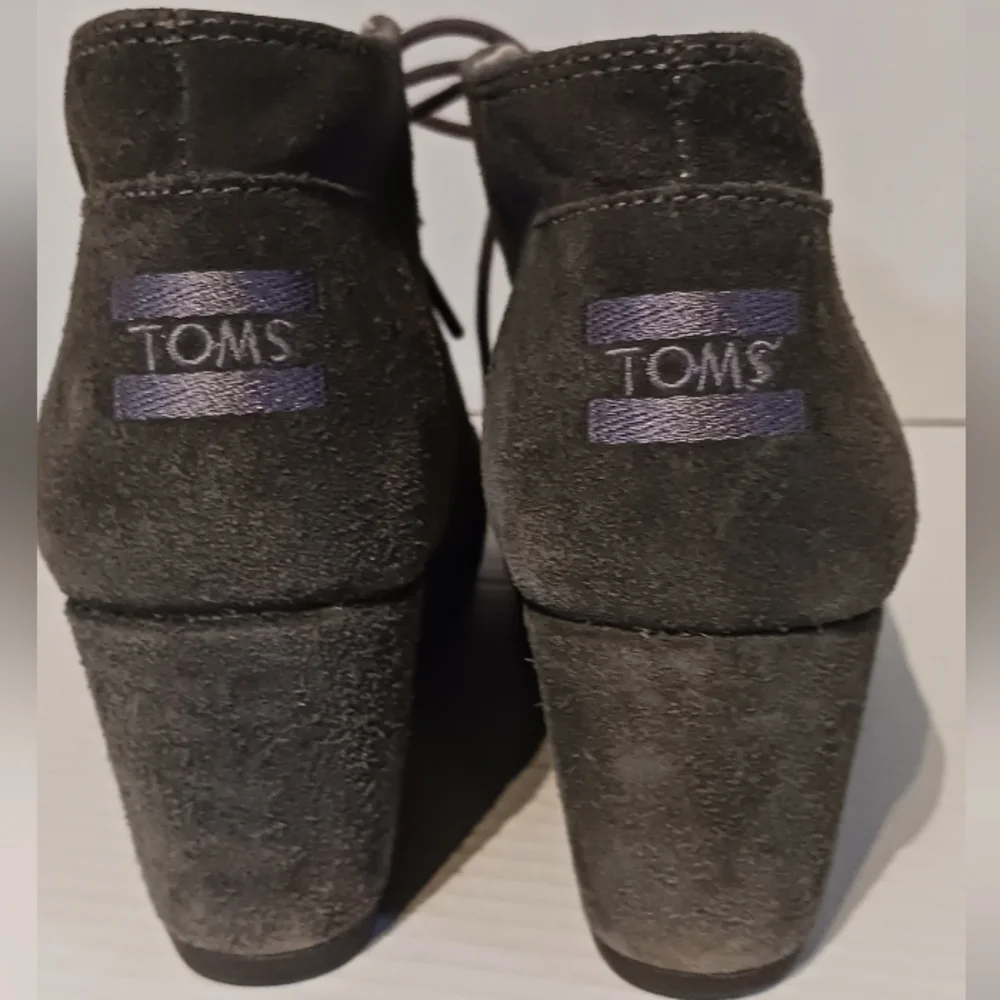 TOMS SZ.‎ 8 Gray Heeled Booties